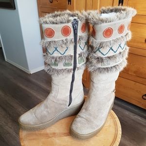 Wedged Indigenous inspired Goretex winter boots with fur // sz 7